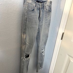 NEVER WORN HOLLISTER JEANS !!